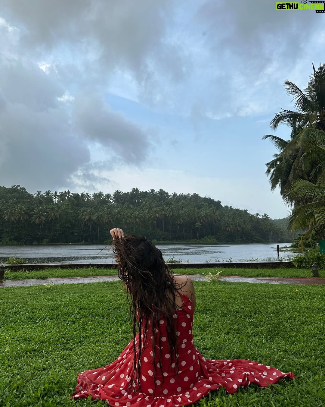 Piya Arora - 25.4K Likes - कैसे कह दूँ के खुदा सुनता नहीं मेरी .. जब भी सुकूं माँगा ,वो बारिश कर देता है ! ☔️ - piya arora #rainislove❤️ 

Who is waiting for rain ? 🤗

#rain #kerala #wether #rainy #peace #blessed