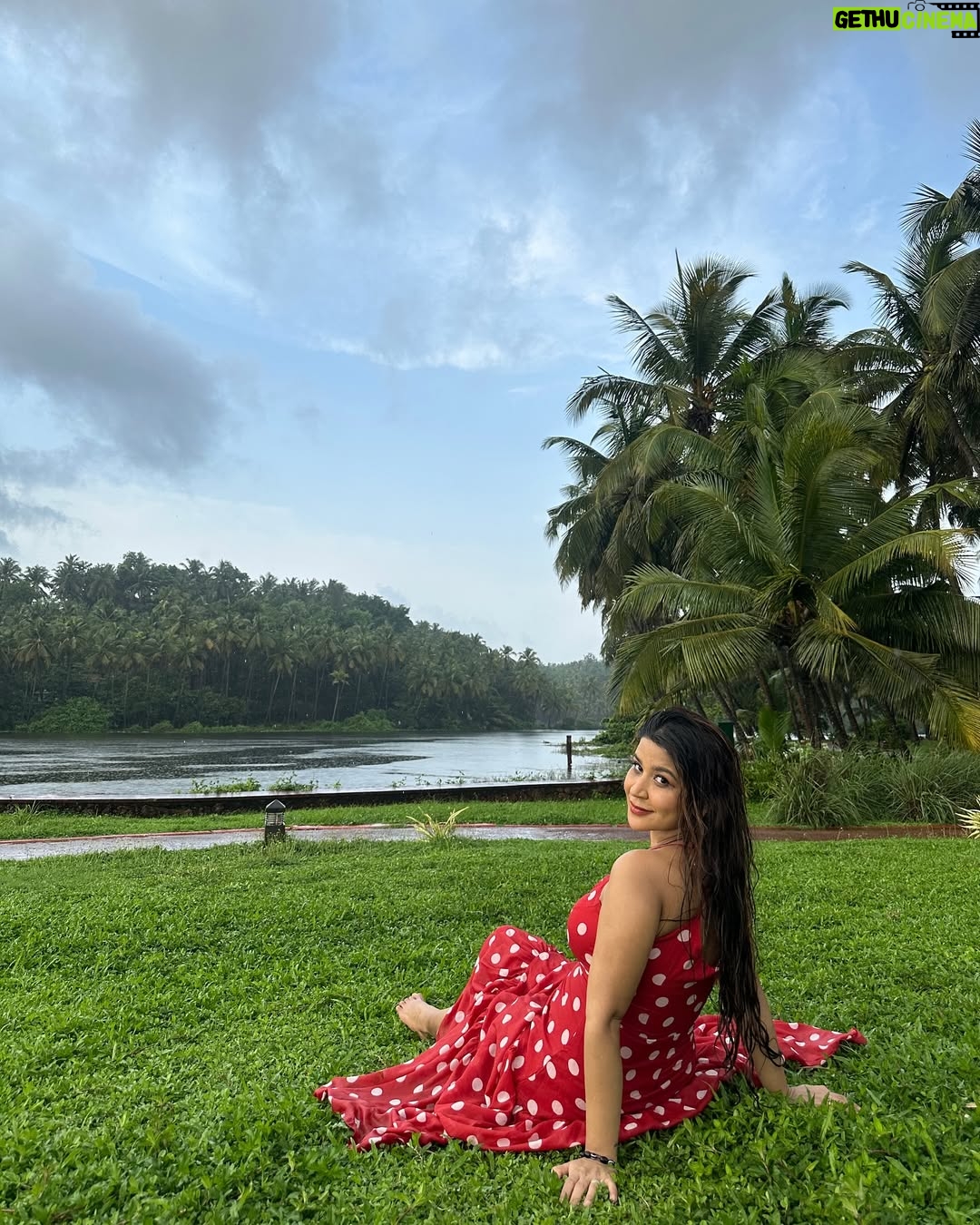 Piya Arora - 25.4K Likes - कैसे कह दूँ के खुदा सुनता नहीं मेरी .. जब भी सुकूं माँगा ,वो बारिश कर देता है ! ☔️ - piya arora #rainislove❤️ 

Who is waiting for rain ? 🤗

#rain #kerala #wether #rainy #peace #blessed
