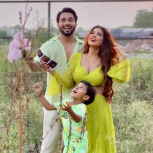 Piya Arora Instagram - … And then there were FOUR ♥️
Our little family is about to grow by one more heart ! Baby #2 on the way .👼
📷 photography by @impresio_studio
#pregnancyannouncment #pregnencyreveal #2ndpregnancy #blessings #newjourney #motherhood