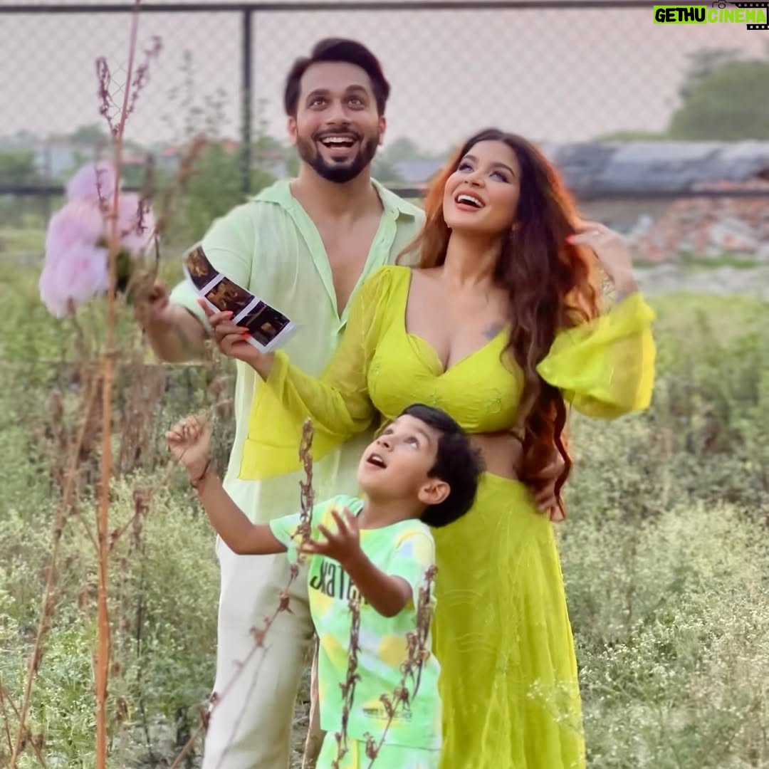 Piya Arora - 25.5K Likes - … And then there were FOUR ♥️

Our little family is about to grow by one more heart ! Baby #2 on the way .👼

📷 photography by @impresio_studio 

#pregnancyannouncment #pregnencyreveal #2ndpregnancy #blessings #newjourney #motherhood