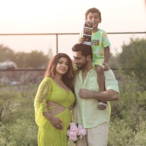 Piya Arora Instagram - … And then there were FOUR ♥️
Our little family is about to grow by one more heart ! Baby #2 on the way .👼
📷 photography by @impresio_studio
#pregnancyannouncment #pregnencyreveal #2ndpregnancy #blessings #newjourney #motherhood