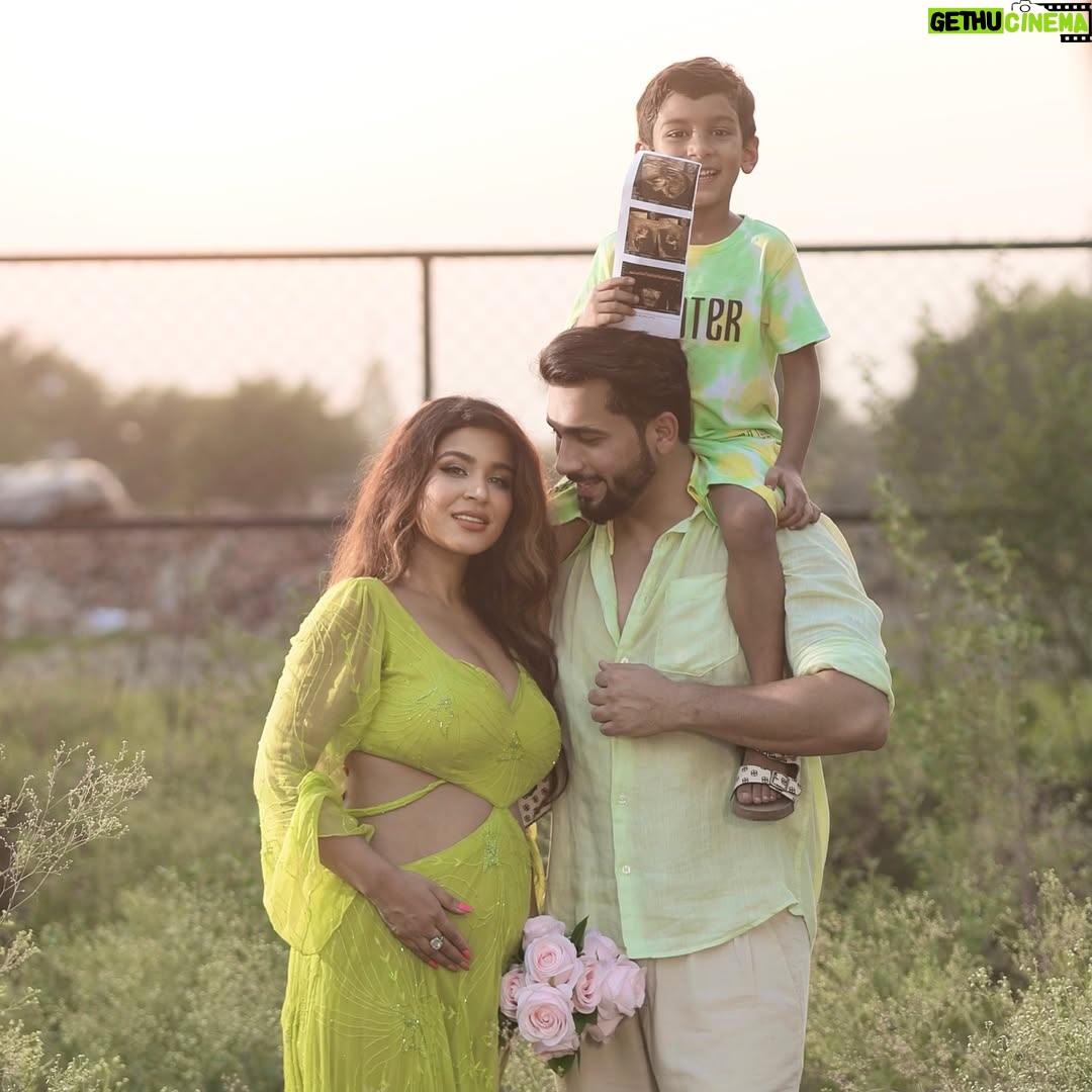 Piya Arora - 25.5K Likes - … And then there were FOUR ♥️

Our little family is about to grow by one more heart ! Baby #2 on the way .👼

📷 photography by @impresio_studio 

#pregnancyannouncment #pregnencyreveal #2ndpregnancy #blessings #newjourney #motherhood