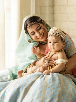 Piya Arora Instagram - ✨ Sharing some beautiful pictures of Janmashtmi look — feeling so divine ✨🙏🏻🧿🥹 🦚 🌸
Swipe to see more—-the second picture is my absolute favourite 💛😍
Which one’s yours? Comment below ⬇️
Photography- @impresio_studio
Kanha’s outfit- @jumpingmonkeys_bysanchi