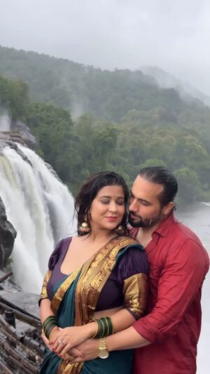 Piya Arora Instagram - Mila hai tu mujhe jubse ♥️ @appy123 

#pardesiya #reelitfeelit #kerla #reelkarofeelkaro #reelindia #reelinstagram #reels #piyappy💑 #trendingson