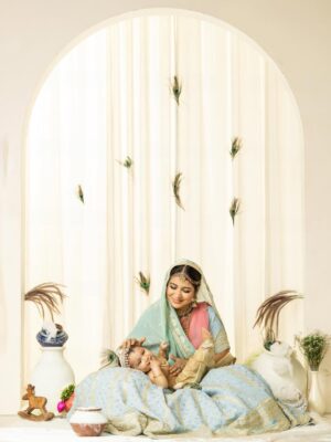 Piya Arora Instagram - ✨ Sharing some beautiful pictures of Janmashtmi look — feeling so divine ✨🙏🏻🧿🥹 🦚 🌸
Swipe to see more—-the second picture is my absolute favourite 💛😍
Which one’s yours? Comment below ⬇️
Photography- @impresio_studio
Kanha’s outfit- @jumpingmonkeys_bysanchi