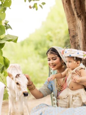Piya Arora Instagram - ✨ Sharing some beautiful pictures of Janmashtmi look — feeling so divine ✨🙏🏻🧿🥹 🦚 🌸
Swipe to see more—-the second picture is my absolute favourite 💛😍
Which one’s yours? Comment below ⬇️
Photography- @impresio_studio
Kanha’s outfit- @jumpingmonkeys_bysanchi