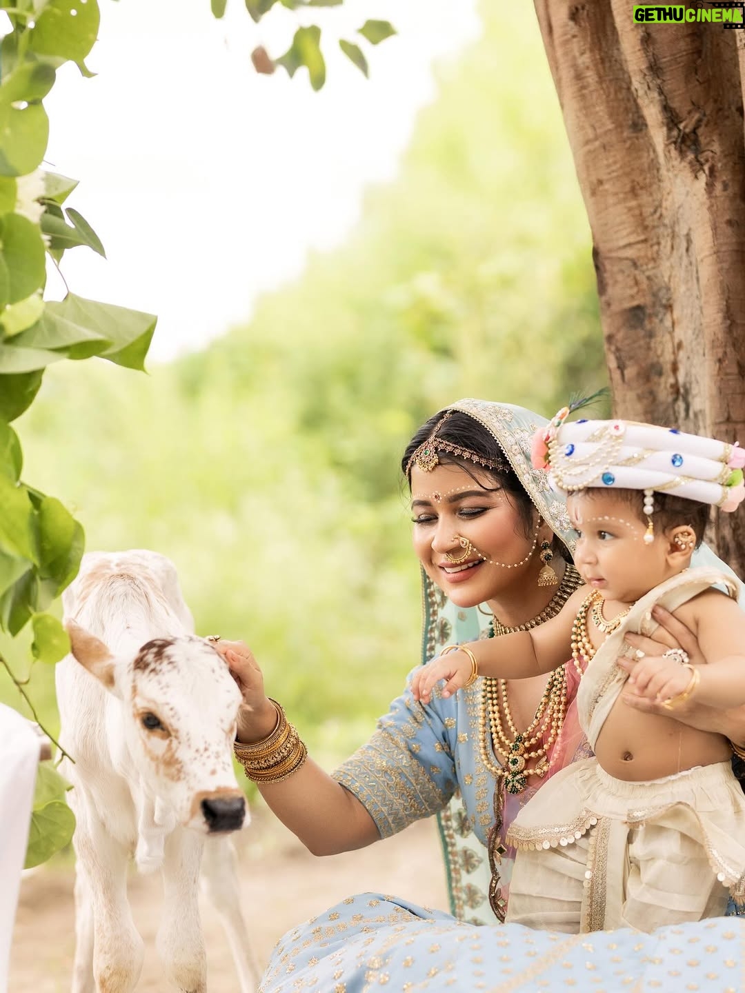 Piya Arora - 46.4K Likes - ✨ Sharing some beautiful pictures of Janmashtmi look — feeling so divine ✨🙏🏻🧿🥹 🦚 🌸

Swipe to see more—-the second picture is my absolute favourite 💛😍
Which one’s yours? Comment below ⬇️

Photography- @impresio_studio 
Kanha’s outfit- @jumpingmonkeys_bysanchi