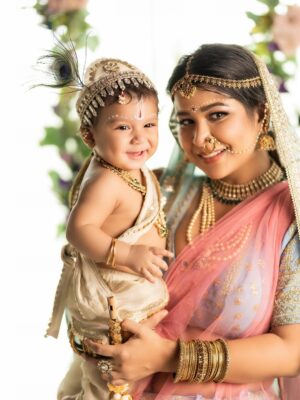 Piya Arora Instagram - ✨ Sharing some beautiful pictures of Janmashtmi look — feeling so divine ✨🙏🏻🧿🥹 🦚 🌸
Swipe to see more—-the second picture is my absolute favourite 💛😍
Which one’s yours? Comment below ⬇️
Photography- @impresio_studio
Kanha’s outfit- @jumpingmonkeys_bysanchi
