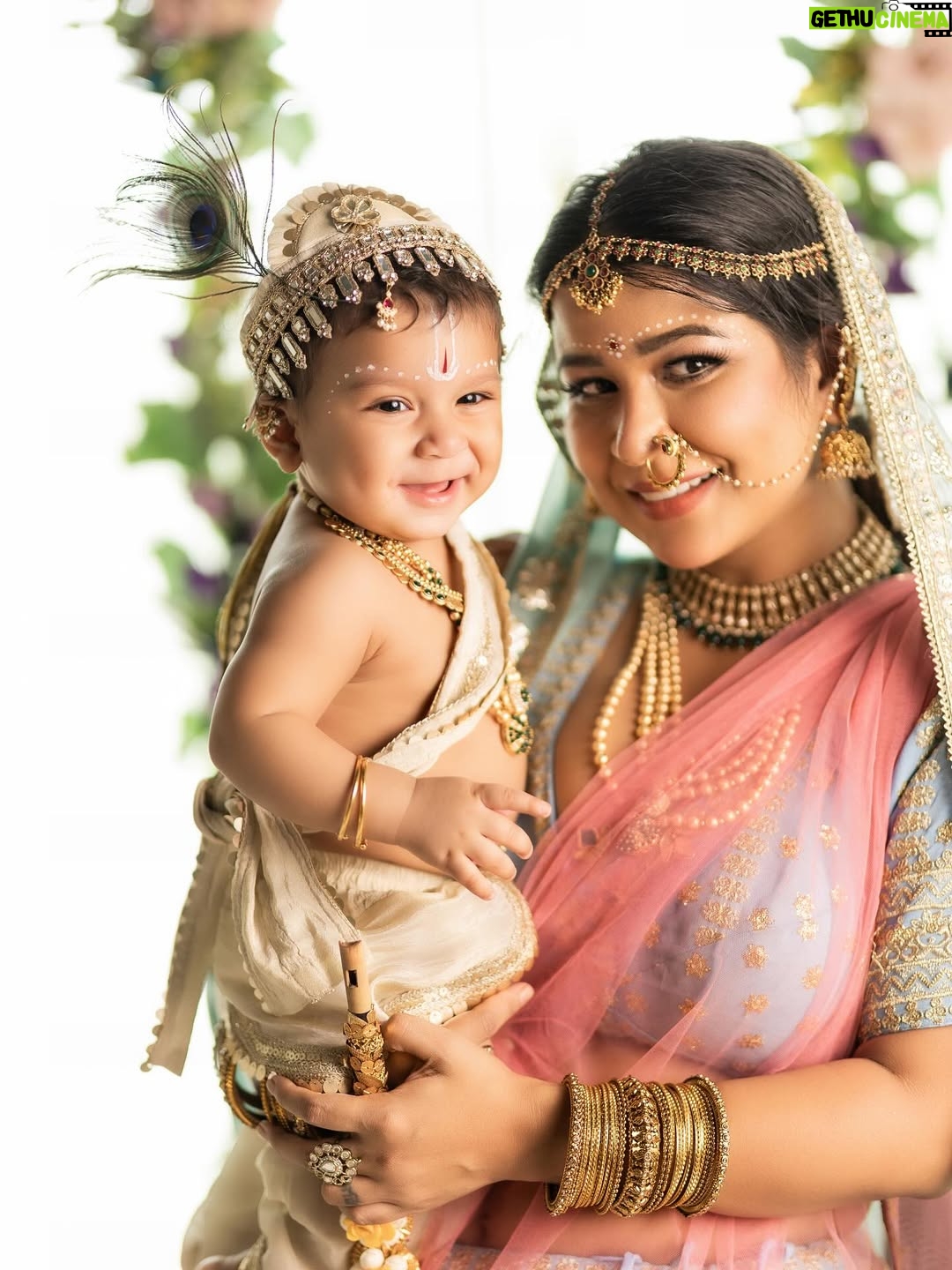 Piya Arora - 46.4K Likes - ✨ Sharing some beautiful pictures of Janmashtmi look — feeling so divine ✨🙏🏻🧿🥹 🦚 🌸

Swipe to see more—-the second picture is my absolute favourite 💛😍
Which one’s yours? Comment below ⬇️

Photography- @impresio_studio 
Kanha’s outfit- @jumpingmonkeys_bysanchi