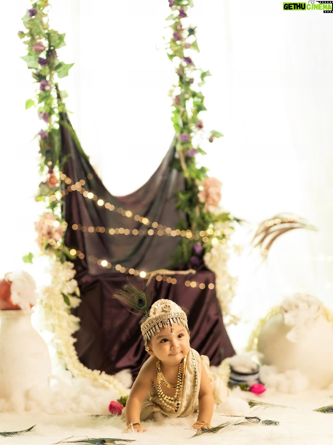 Piya Arora - 46.4K Likes - ✨ Sharing some beautiful pictures of Janmashtmi look — feeling so divine ✨🙏🏻🧿🥹 🦚 🌸

Swipe to see more—-the second picture is my absolute favourite 💛😍
Which one’s yours? Comment below ⬇️

Photography- @impresio_studio 
Kanha’s outfit- @jumpingmonkeys_bysanchi