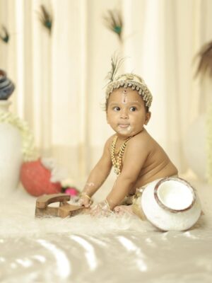 Piya Arora Instagram - ✨ Sharing some beautiful pictures of Janmashtmi look — feeling so divine ✨🙏🏻🧿🥹 🦚 🌸
Swipe to see more—-the second picture is my absolute favourite 💛😍
Which one’s yours? Comment below ⬇️
Photography- @impresio_studio
Kanha’s outfit- @jumpingmonkeys_bysanchi