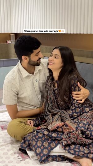 Pooja Bafna Instagram - Relatable ? Love always wins. So say sorry to your partner today. TAG AND SHARE IT WITH YOUR LOVE 🫶🏻🧡
#coupleinlove #couplegoals #husbandandwife #marriagegoals #relationshipgoals #reelkarofeelkaro #trendingreels #viralvideos #explorepage #greenforest #poojakaranbafna #googlegemini #retrophotos #geminitrend
Couple goals , marriage , google gemini , retro photos ,relationship goals, husband and wife , explore page , husband is a green forest , trending , viral couple , poojakaranbafna , sukoon