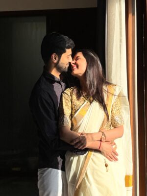 Pooja Bafna Instagram - Onam filled with love , laughter and lots of cuddles 🧡✨which is your favourite photo ? Ours is 6th 🫰🏻🫶🏻