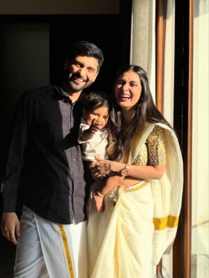 Pooja Bafna Instagram - Onam filled with love , laughter and lots of cuddles 🧡✨which is your favourite photo ? Ours is 6th 🫰🏻🫶🏻
