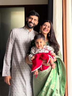 Pooja Bafna Instagram - When Bappa arrives , happiness follows 🧡🫶🏻 Which is your favourite photo 1-2 -3 or 4 ?
#ganeshchaturthi #ganapatibappamorya #festivevibes #bappa #ganesha #pictureoftheday
