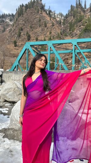 Pooja Jain Instagram - Started as an onion , ended as a Bollywood dream 💃
{ manali , snow , cold , weather, saree , Bollywood}
#foryou #manali #snow #foryou #trendingnow