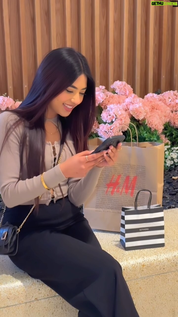 Pooja Rampal - 1.8K Likes - 🤍🤭 
.

@karanaujla 

#explore #explorepage #punjabisongs #love  #nature #travel #foryou #poojarampal #karanaujla