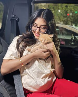 Pooja Rampal Instagram - meet my meoww..# shaaju ❣️