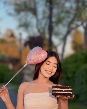 Pooja Rampal Instagram - Piece of cake 🍰🌸

#explore #trending