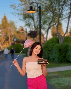 Pooja Rampal Instagram - Piece of cake 🍰🌸

#explore #trending