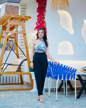 Pooja Rawat Instagram - Choose fav slide❤️
Location- @ozora_rdc_
#post #viralpost #outfit #summer