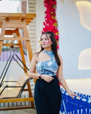 Pooja Rawat Instagram - Choose fav slide❤️
Location- @ozora_rdc_
#post #viralpost #outfit #summer