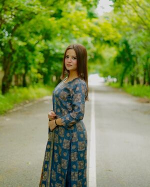 Pooja Rawat Instagram - Sparkle every single day. ✨
Suit mai kesi lag rahi hu ?