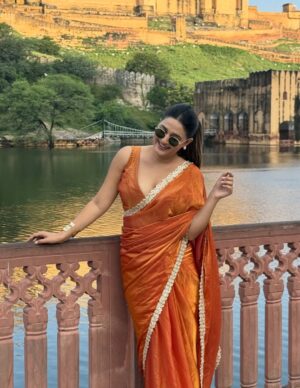 Pooja Sharmaaaa Instagram - 👀🫶🏻
Saree @neelgharofficial