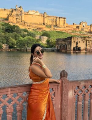 Pooja Sharmaaaa Instagram - 👀🫶🏻
Saree @neelgharofficial