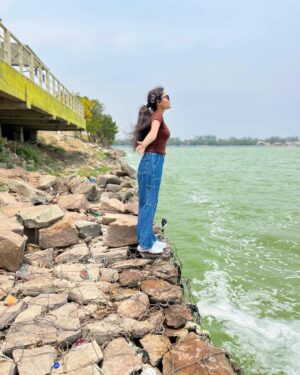 Pooja Singh Instagram - Feeling best vibe in nature🌊

#picoftheday #instagram #pic #river #look #likes #instadaily