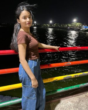 Pooja Singh Instagram - Go with the flow 🌗🫧🌌

#pic #river #night #vibe #feel #goodvibes #feeling #photooftheday