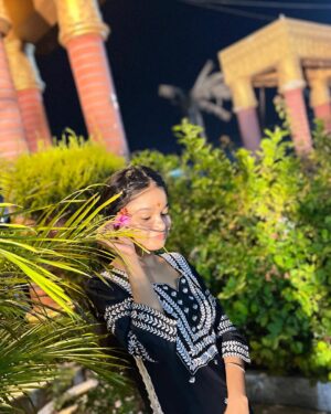 Pooja Singh Instagram - संस्कारी🦋🌙☘️

.

.
#instapic #instadaily #pic#post #nature #night #pooja