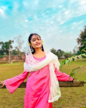 Pooja Singh Instagram - तरे बाड बहुत ज़मना हुआ ……
क्याँ वों सरसों के खेत,अब भीं हरे होंगे ? 🌼🌛

  @poojasinghsingh29 🌸

#picoftheday #photography #beautiful #look #fashion #desi #sarso #mustard #love #art #views #smile #cute #instagood #instalove #explore