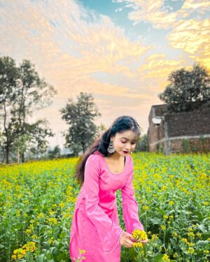Pooja Singh Instagram - तरे बाड बहुत ज़मना हुआ ……
क्याँ वों सरसों के खेत,अब भीं हरे होंगे ? 🌼🌛

  @poojasinghsingh29 🌸

#picoftheday #photography #beautiful #look #fashion #desi #sarso #mustard #love #art #views #smile #cute #instagood #instalove #explore