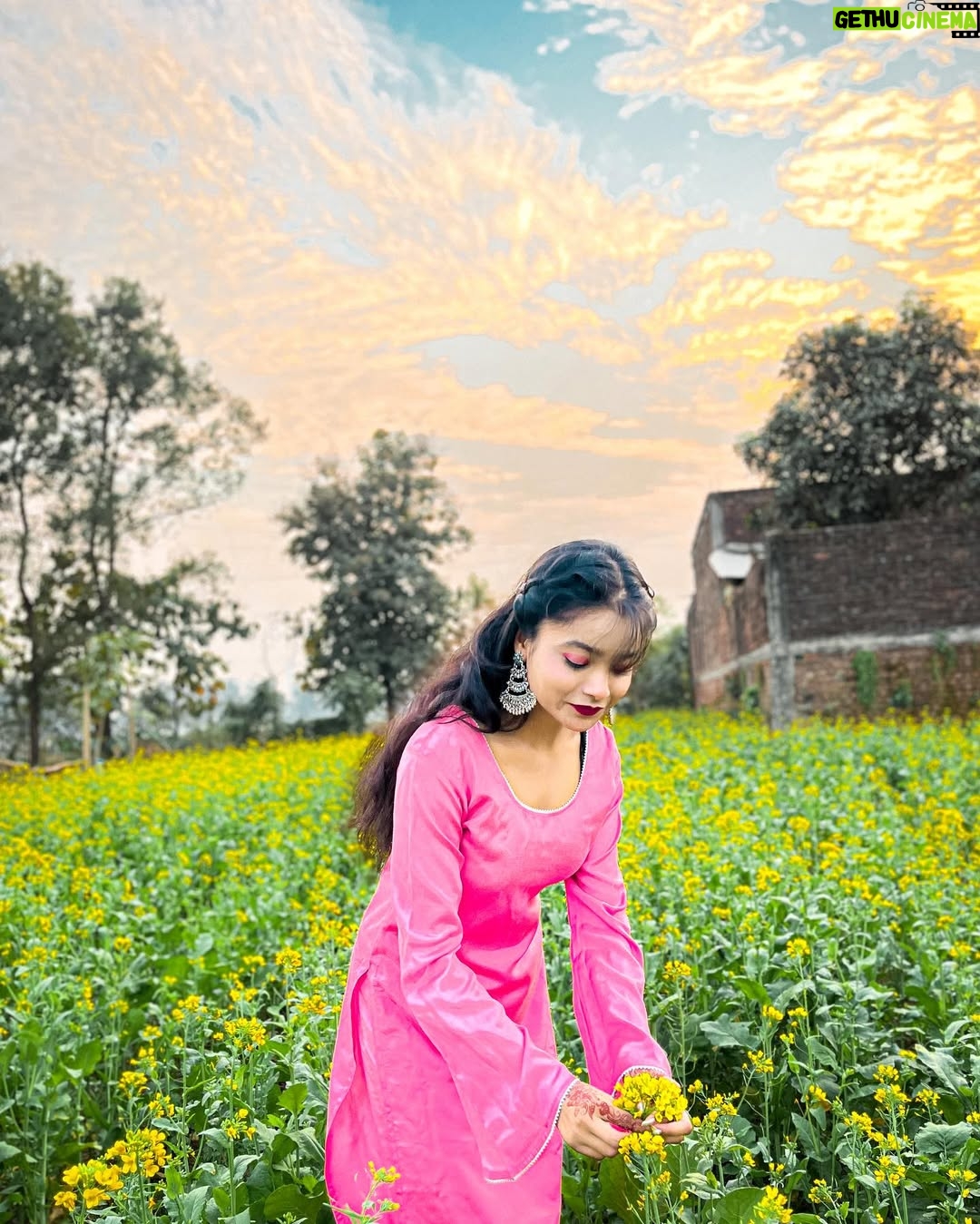 Pooja Singh - 0.9K Likes - तरे बाड बहुत ज़मना हुआ ……
क्याँ वों सरसों के खेत,अब भीं हरे होंगे ? 🌼🌛

  @poojasinghsingh29 🌸

#picoftheday #photography #beautiful #look #fashion #desi #sarso #mustard #love #art #views #smile #cute #instagood #instalove #explore