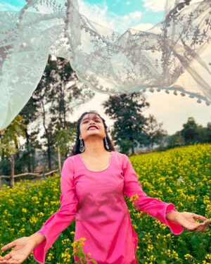 Pooja Singh Instagram - तरे बाड बहुत ज़मना हुआ ……
क्याँ वों सरसों के खेत,अब भीं हरे होंगे ? 🌼🌛

  @poojasinghsingh29 🌸

#picoftheday #photography #beautiful #look #fashion #desi #sarso #mustard #love #art #views #smile #cute #instagood #instalove #explore