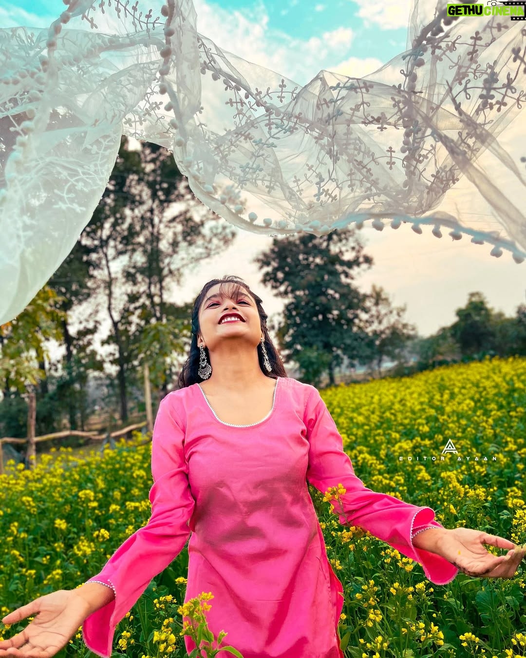 Pooja Singh - 0.9K Likes - तरे बाड बहुत ज़मना हुआ ……
क्याँ वों सरसों के खेत,अब भीं हरे होंगे ? 🌼🌛

  @poojasinghsingh29 🌸

#picoftheday #photography #beautiful #look #fashion #desi #sarso #mustard #love #art #views #smile #cute #instagood #instalove #explore