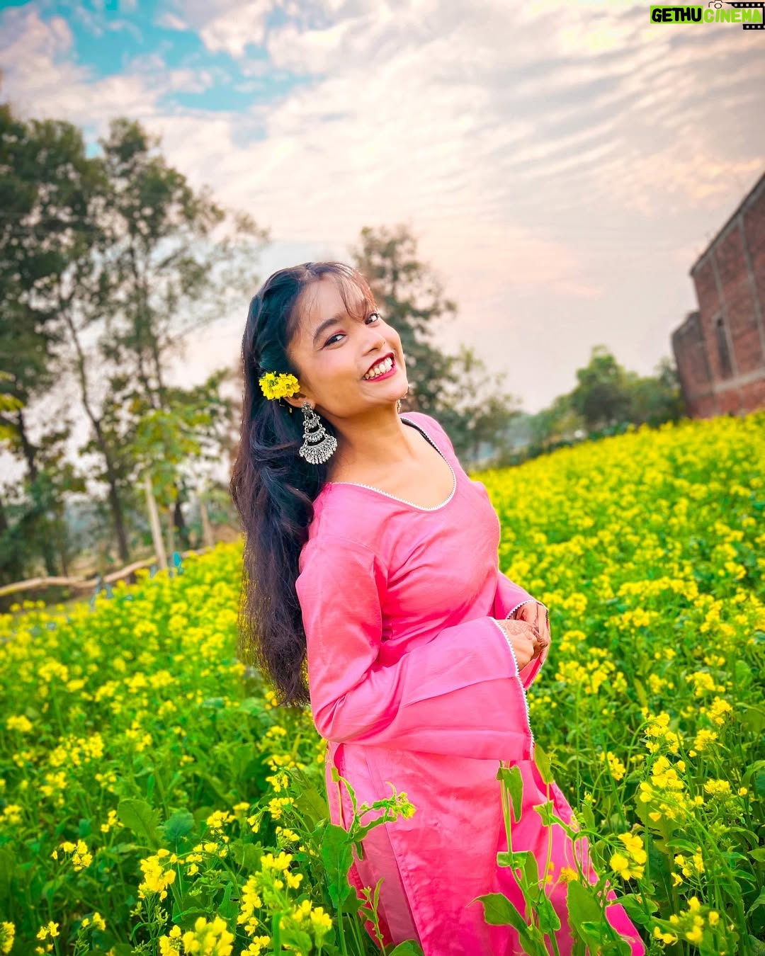 Pooja Singh - 0.9K Likes - तरे बाड बहुत ज़मना हुआ ……
क्याँ वों सरसों के खेत,अब भीं हरे होंगे ? 🌼🌛

  @poojasinghsingh29 🌸

#picoftheday #photography #beautiful #look #fashion #desi #sarso #mustard #love #art #views #smile #cute #instagood #instalove #explore