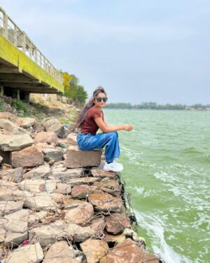Pooja Singh Instagram - Feeling best vibe in nature🌊

#picoftheday #instagram #pic #river #look #likes #instadaily