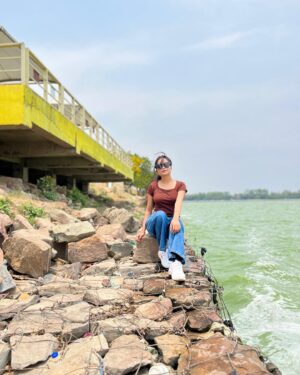 Pooja Singh Instagram - Feeling best vibe in nature🌊

#picoftheday #instagram #pic #river #look #likes #instadaily