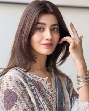 Pooja Solanki Instagram - “shingaar pal bhar layi
te SAADGI umraa layi” 🕊️