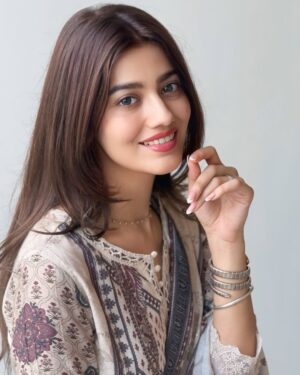 Pooja Solanki Instagram - “shingaar pal bhar layi
te SAADGI umraa layi” 🕊️
