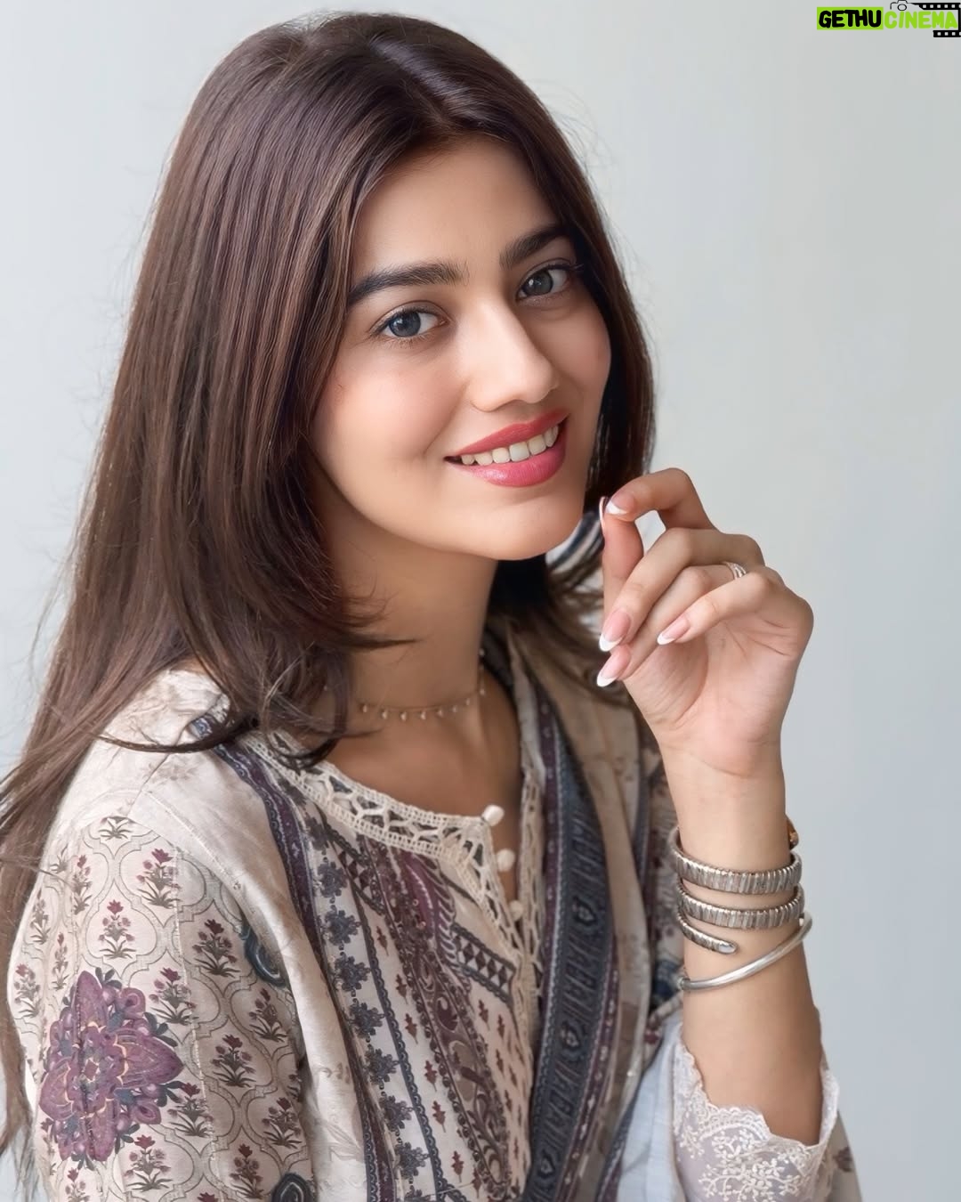 Pooja Solanki - 3.2K Likes - “shingaar pal bhar layi
te SAADGI umraa layi” 🕊️