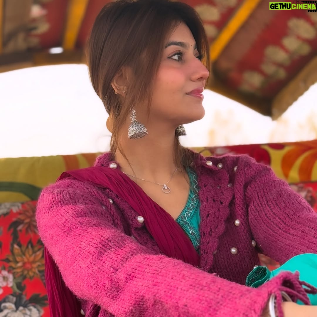 Pooja Solanki - 2.6K Likes - क्या ऐसा हो सकता है ! हम तुमको तुमसे माँगे 
और तुम मुस्कुरा के कहो , अपनी चीज़ मांगा नहीं करते.!! 🫶🏻💌