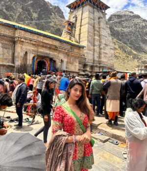 Pooja Solanki Instagram - Happy Maha Shivratri 😇🙏🏻❤️
The most blessed day of my life 🙏🏻
#kedarnath ❤️
#omnamahshivaya🙏