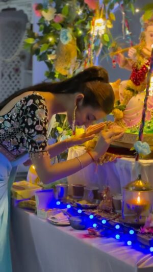 Pooja Solanki Instagram - Paanch saal ho gaye Bappa ko ghar aate hue,
har saal nayi roshni, nayi umeed aur nayi khushiyaan lekar aaye ❤️ 
Please keep coming always, we need you in every moment of our lives.
🙏 Ganpati Bappa Morya ❤️