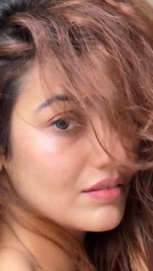 Pooja Solanki Instagram - Nazrein mili,  aur kahani shuru ho gayi. ✨🦢