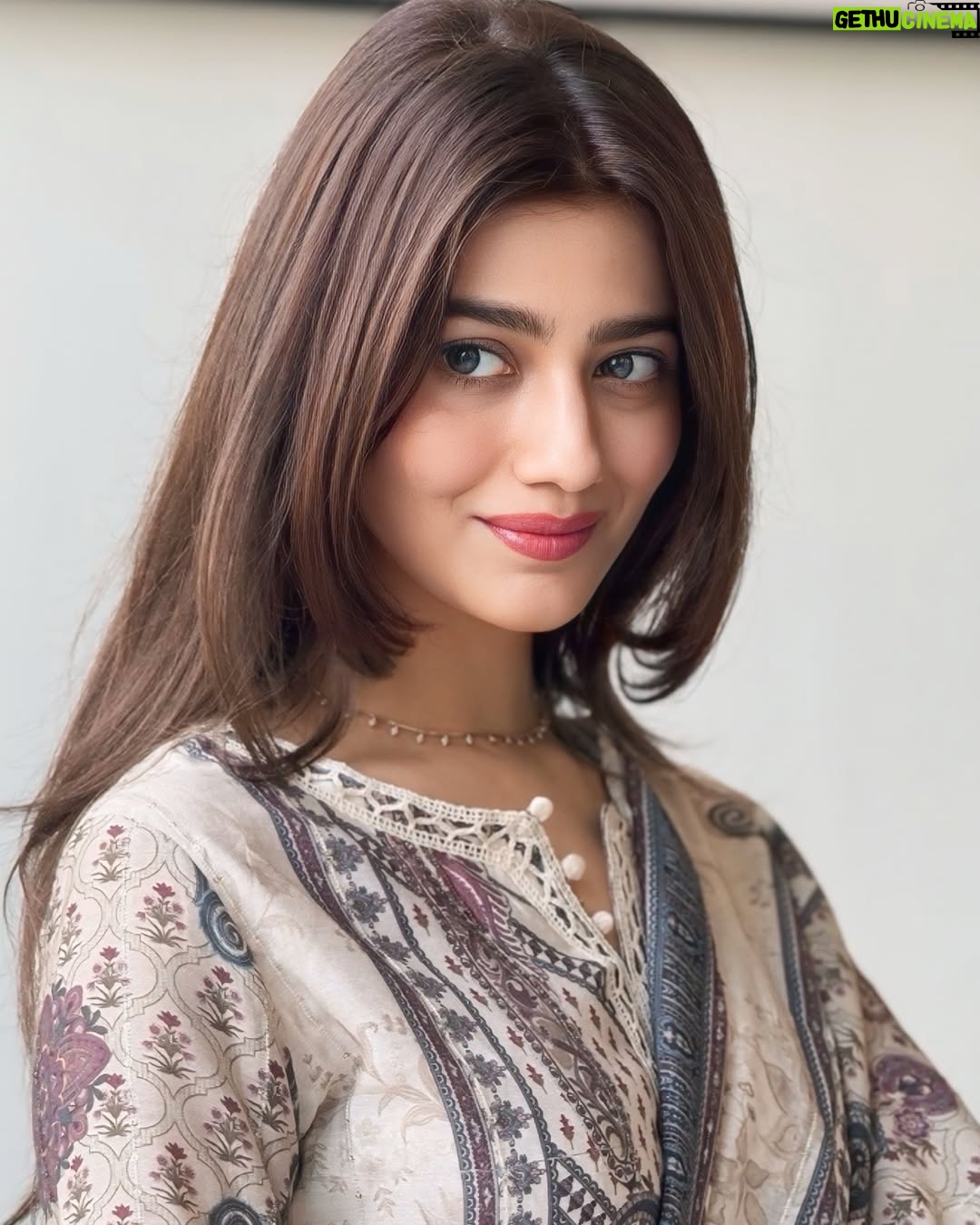 Pooja Solanki - 3.2K Likes - “shingaar pal bhar layi
te SAADGI umraa layi” 🕊️