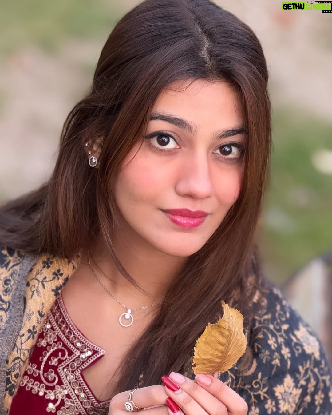 Pooja Solanki - 13K Likes - “Tere naino ke aage toh taare bhi sharmayen” 🦚🕊️💐🪷
