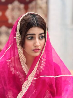 Pooja Solanki Instagram - “Woh itni door rehne wala shakhs Takraya bhi toh sedha dil se.” 🕊️✨